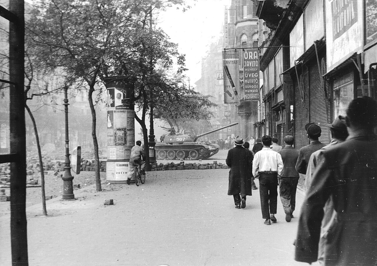 Τεθωρακισμένο και πολίτες στη λεωφόρο Erzsébet, τότε Lenin, στη Βουδαπέστη το 1956. Η φωτογραφία τεκμηριώνει την παρουσία στρατιωτικών οχημάτων στον αστικό χώρο, όχι από μόνη της συγκεκριμένη φάση μάχης.